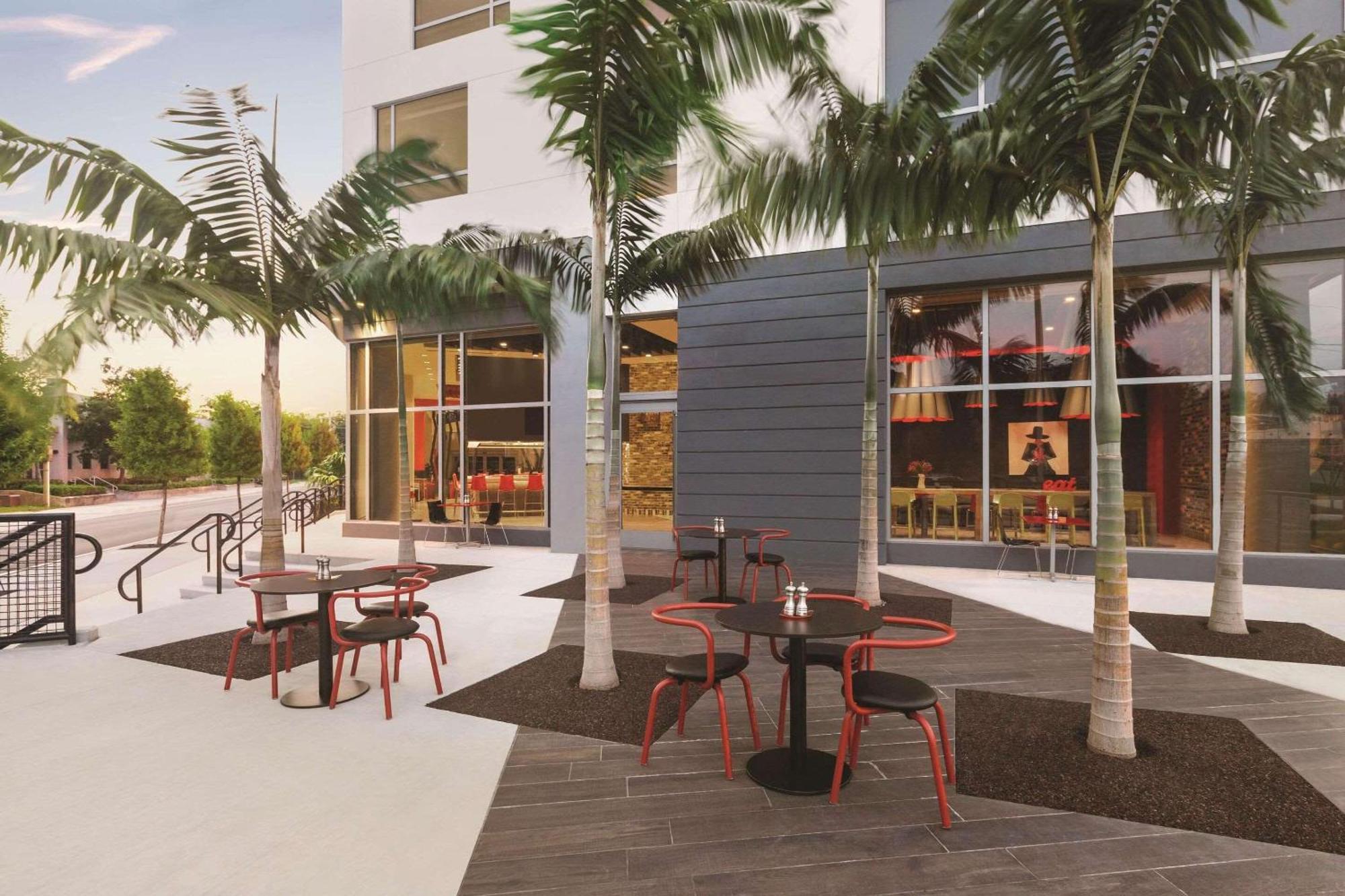Radisson Red Miami Airport 호텔 마이애미스프링스 외부 사진